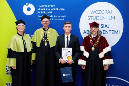 Wręczenie dyplomów najlepszym studentom 2023/2024 podczas inauguracji roku akademickiego 2024/2025. Kliknij, aby powiększyć zdjęcie.