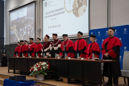Uroczyste Dyplomatorium kierunku Farmacja 05 kwietnia 2025 r.. Kliknij, aby powiększyć zdjęcie.