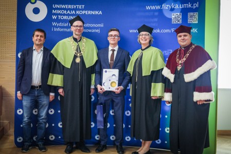 Władze Wydziału, Uczelni i Instytutu Fizyki wraz z laureatem tytułu najleszego absolwenta. Kliknij, aby powiększyć zdjęcie.