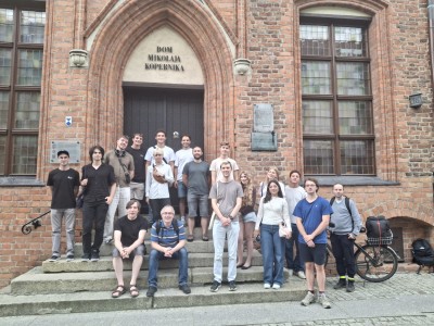 zdjęcia przedstawiają uczestników programu TSSP ExSci 2026 podczas zwiedzania Starówki Torunia z przewodnikiem oraz podczas wykładów naukowych. Kliknij, aby powiększyć zdjęcie.