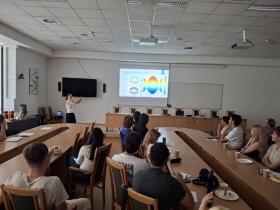zdjęcia przedstawiają uczestników programu TSSP ExSci 2026 podczas zwiedzania Starówki Torunia z przewodnikiem oraz podczas wykładów naukowych. Kliknij, aby powiększyć zdjęcie.