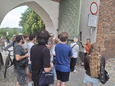zdjęcia przedstawiają uczestników programu TSSP ExSci 2026 podczas zwiedzania Starówki Torunia z przewodnikiem oraz podczas wykładów naukowych. Kliknij, aby powiększyć zdjęcie.