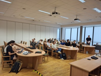 zdjęcia przedstawiają uczestników programu TSSP ExSci 2026 podczas zwiedzania Starówki Torunia z przewodnikiem oraz podczas wykładów naukowych. Kliknij, aby powiększyć zdjęcie.