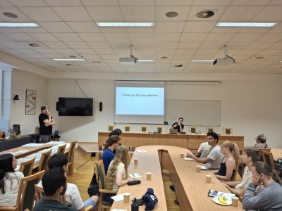 zdjęcia przedstawiają uczestników programu TSSP ExSci 2026 podczas zwiedzania Starówki Torunia z przewodnikiem oraz podczas wykładów naukowych. Kliknij, aby powiększyć zdjęcie.