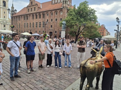 zdjęcia przedstawiają uczestników programu TSSP ExSci 2026 podczas zwiedzania Starówki Torunia z przewodnikiem oraz podczas wykładów naukowych. Kliknij, aby powiększyć zdjęcie.