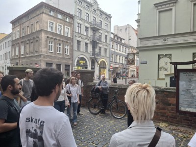 zdjęcia przedstawiają uczestników programu TSSP ExSci 2026 podczas zwiedzania Starówki Torunia z przewodnikiem oraz podczas wykładów naukowych. Kliknij, aby powiększyć zdjęcie.