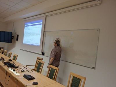 zdjęcia przedstawiają uczestników programu TSSP ExSci 2026 podczas zwiedzania Starówki Torunia z przewodnikiem oraz podczas wykładów naukowych. Kliknij, aby powiększyć zdjęcie.