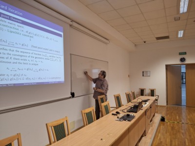 zdjęcia przedstawiają uczestników programu TSSP ExSci 2026 podczas zwiedzania Starówki Torunia z przewodnikiem oraz podczas wykładów naukowych. Kliknij, aby powiększyć zdjęcie.