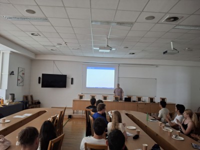 zdjęcia przedstawiają uczestników programu TSSP ExSci 2026 podczas zwiedzania Starówki Torunia z przewodnikiem oraz podczas wykładów naukowych. Kliknij, aby powiększyć zdjęcie.