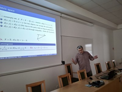 zdjęcia przedstawiają uczestników programu TSSP ExSci 2026 podczas zwiedzania Starówki Torunia z przewodnikiem oraz podczas wykładów naukowych. Kliknij, aby powiększyć zdjęcie.