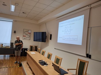 zdjęcia przedstawiają uczestników programu TSSP ExSci 2026 podczas zwiedzania Starówki Torunia z przewodnikiem oraz podczas wykładów naukowych. Kliknij, aby powiększyć zdjęcie.