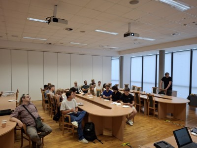 zdjęcia przedstawiają uczestników programu TSSP ExSci 2026 podczas zwiedzania Starówki Torunia z przewodnikiem oraz podczas wykładów naukowych. Kliknij, aby powiększyć zdjęcie.