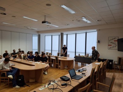 zdjęcia przedstawiają uczestników programu TSSP ExSci 2026 podczas zwiedzania Starówki Torunia z przewodnikiem oraz podczas wykładów naukowych. Kliknij, aby powiększyć zdjęcie.