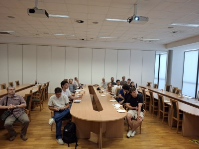 zdjęcia przedstawiają uczestników programu TSSP ExSci 2026 podczas zwiedzania Starówki Torunia z przewodnikiem oraz podczas wykładów naukowych. Kliknij, aby powiększyć zdjęcie.