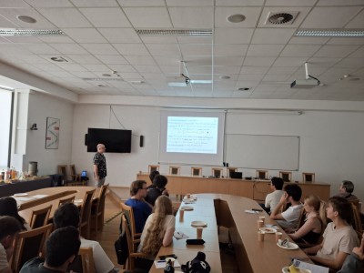 zdjęcia przedstawiają uczestników programu TSSP ExSci 2026 podczas zwiedzania Starówki Torunia z przewodnikiem oraz podczas wykładów naukowych. Kliknij, aby powiększyć zdjęcie.
