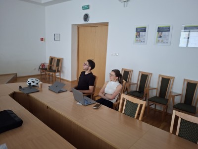 zdjęcia przedstawiają uczestników programu TSSP ExSci 2026 podczas zwiedzania Starówki Torunia z przewodnikiem oraz podczas wykładów naukowych. Kliknij, aby powiększyć zdjęcie.