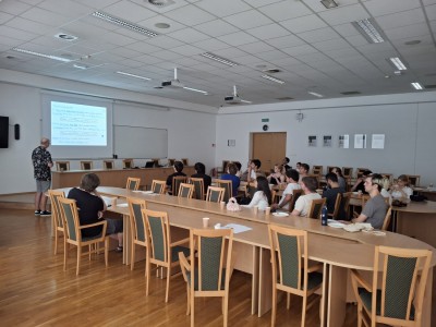 zdjęcia przedstawiają uczestników programu TSSP ExSci 2026 podczas zwiedzania Starówki Torunia z przewodnikiem oraz podczas wykładów naukowych. Kliknij, aby powiększyć zdjęcie.