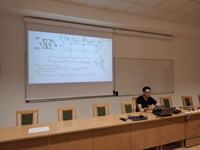 zdjęcia przedstawiają uczestników programu TSSP ExSci 2026 podczas zwiedzania Starówki Torunia z przewodnikiem oraz podczas wykładów naukowych. Kliknij, aby powiększyć zdjęcie.