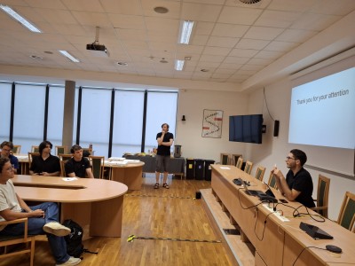 zdjęcia przedstawiają uczestników programu TSSP ExSci 2026 podczas zwiedzania Starówki Torunia z przewodnikiem oraz podczas wykładów naukowych. Kliknij, aby powiększyć zdjęcie.