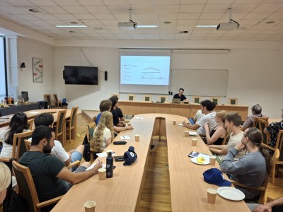 zdjęcia przedstawiają uczestników programu TSSP ExSci 2026 podczas zwiedzania Starówki Torunia z przewodnikiem oraz podczas wykładów naukowych. Kliknij, aby powiększyć zdjęcie.