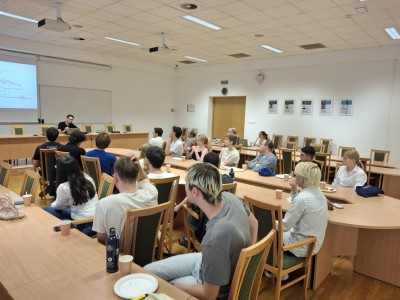 zdjęcia przedstawiają uczestników programu TSSP ExSci 2026 podczas zwiedzania Starówki Torunia z przewodnikiem oraz podczas wykładów naukowych. Kliknij, aby powiększyć zdjęcie.