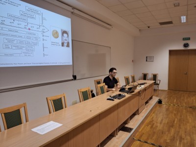 zdjęcia przedstawiają uczestników programu TSSP ExSci 2026 podczas zwiedzania Starówki Torunia z przewodnikiem oraz podczas wykładów naukowych. Kliknij, aby powiększyć zdjęcie.