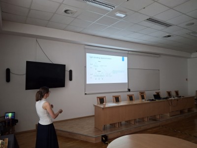 zdjęcia przedstawiają uczestników programu TSSP ExSci 2026 podczas zwiedzania Starówki Torunia z przewodnikiem oraz podczas wykładów naukowych. Kliknij, aby powiększyć zdjęcie.