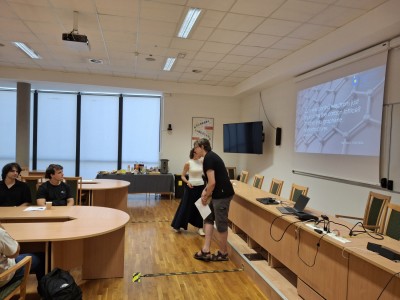 zdjęcia przedstawiają uczestników programu TSSP ExSci 2026 podczas zwiedzania Starówki Torunia z przewodnikiem oraz podczas wykładów naukowych. Kliknij, aby powiększyć zdjęcie.