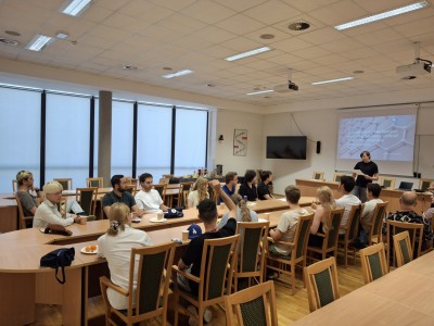 zdjęcia przedstawiają uczestników programu TSSP ExSci 2026 podczas zwiedzania Starówki Torunia z przewodnikiem oraz podczas wykładów naukowych. Kliknij, aby powiększyć zdjęcie.
