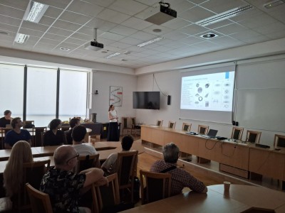 zdjęcia przedstawiają uczestników programu TSSP ExSci 2026 podczas zwiedzania Starówki Torunia z przewodnikiem oraz podczas wykładów naukowych. Kliknij, aby powiększyć zdjęcie.