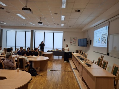zdjęcia przedstawiają uczestników programu TSSP ExSci 2026 podczas zwiedzania Starówki Torunia z przewodnikiem oraz podczas wykładów naukowych. Kliknij, aby powiększyć zdjęcie.