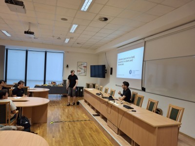 zdjęcia przedstawiają uczestników programu TSSP ExSci 2026 podczas zwiedzania Starówki Torunia z przewodnikiem oraz podczas wykładów naukowych. Kliknij, aby powiększyć zdjęcie.