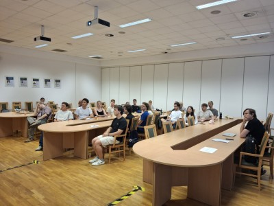 zdjęcia przedstawiają uczestników programu TSSP ExSci 2026 podczas zwiedzania Starówki Torunia z przewodnikiem oraz podczas wykładów naukowych. Kliknij, aby powiększyć zdjęcie.