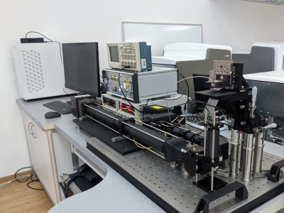 Stanowisko eksperymentalne do pełnopolowej optycznej elastografii koherentnej składające się z układu optycznego, kamery, lasera, elektroniki sterującej pomiarem, komputera, wykorzystywane podczas badań wycinków tkanek.. Kliknij, aby powiększyć zdjęcie.