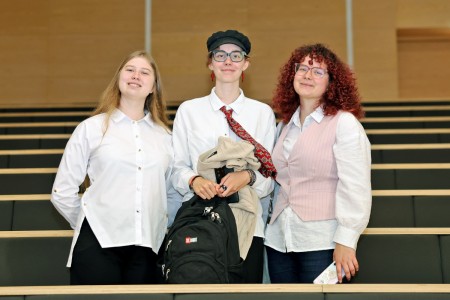 Kadry z inauguracji roku akademickiego w Audytorium Aleksandra Jabłońskiego - kolegium dziekańskie wraz z prorektorką za stołem oraz studenci i nauczyciele oraz administracja siedzący na sali. Kliknij, aby powiększyć zdjęcie.