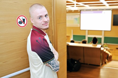 Kadry z inauguracji roku akademickiego w Audytorium Aleksandra Jabłońskiego - kolegium dziekańskie wraz z prorektorką za stołem oraz studenci i nauczyciele oraz administracja siedzący na sali. Kliknij, aby powiększyć zdjęcie.