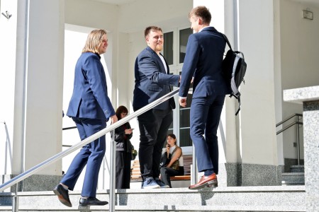 Kadry z inauguracji roku akademickiego w Audytorium Aleksandra Jabłońskiego - kolegium dziekańskie wraz z prorektorką za stołem oraz studenci i nauczyciele oraz administracja siedzący na sali. Kliknij, aby powiększyć zdjęcie.
