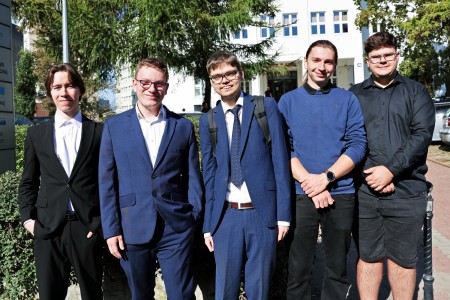 Kadry z inauguracji roku akademickiego w Audytorium Aleksandra Jabłońskiego - kolegium dziekańskie wraz z prorektorką za stołem oraz studenci i nauczyciele oraz administracja siedzący na sali. Kliknij, aby powiększyć zdjęcie.