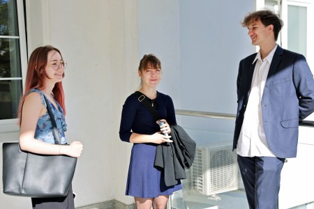 Kadry z inauguracji roku akademickiego w Audytorium Aleksandra Jabłońskiego - kolegium dziekańskie wraz z prorektorką za stołem oraz studenci i nauczyciele oraz administracja siedzący na sali. Kliknij, aby powiększyć zdjęcie.