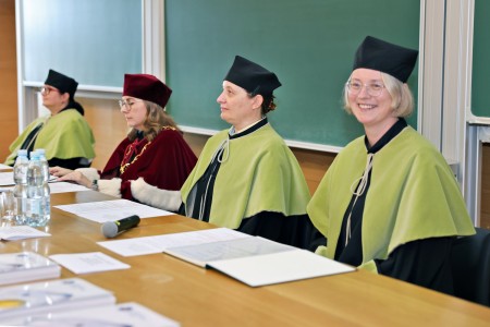 Kadry z inauguracji roku akademickiego w Audytorium Aleksandra Jabłońskiego - kolegium dziekańskie wraz z prorektorką za stołem oraz studenci i nauczyciele oraz administracja siedzący na sali. Kliknij, aby powiększyć zdjęcie.