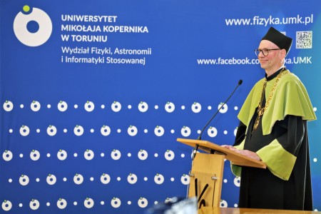 Kadry z inauguracji roku akademickiego w Audytorium Aleksandra Jabłońskiego - kolegium dziekańskie wraz z prorektorką za stołem oraz studenci i nauczyciele oraz administracja siedzący na sali. Kliknij, aby powiększyć zdjęcie.