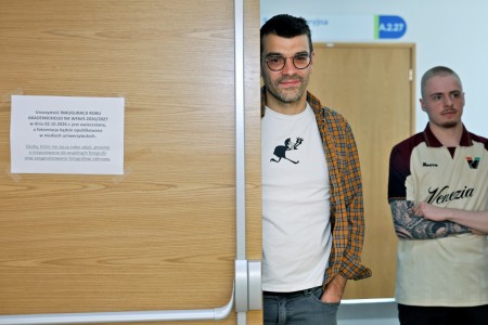 Kadry z inauguracji roku akademickiego w Audytorium Aleksandra Jabłońskiego - kolegium dziekańskie wraz z prorektorką za stołem oraz studenci i nauczyciele oraz administracja siedzący na sali. Kliknij, aby powiększyć zdjęcie.