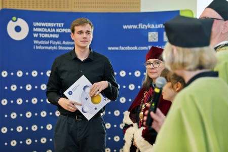 Kadry z inauguracji roku akademickiego w Audytorium Aleksandra Jabłońskiego - kolegium dziekańskie wraz z prorektorką za stołem oraz studenci i nauczyciele oraz administracja siedzący na sali. Kliknij, aby powiększyć zdjęcie.