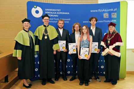 Kadry z inauguracji roku akademickiego w Audytorium Aleksandra Jabłońskiego - kolegium dziekańskie wraz z prorektorką za stołem oraz studenci i nauczyciele oraz administracja siedzący na sali. Kliknij, aby powiększyć zdjęcie.
