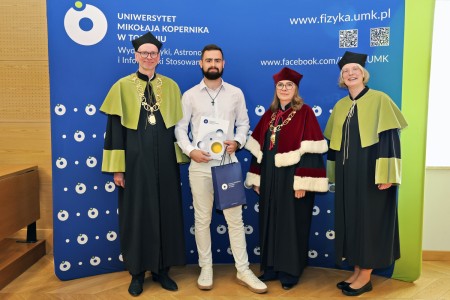 Kadry z inauguracji roku akademickiego w Audytorium Aleksandra Jabłońskiego - kolegium dziekańskie wraz z prorektorką za stołem oraz studenci i nauczyciele oraz administracja siedzący na sali. Kliknij, aby powiększyć zdjęcie.