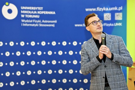 Kadry z inauguracji roku akademickiego w Audytorium Aleksandra Jabłońskiego - kolegium dziekańskie wraz z prorektorką za stołem oraz studenci i nauczyciele oraz administracja siedzący na sali. Kliknij, aby powiększyć zdjęcie.