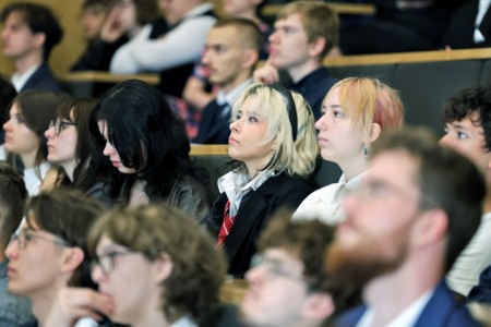 Kadry z inauguracji roku akademickiego w Audytorium Aleksandra Jabłońskiego - kolegium dziekańskie wraz z prorektorką za stołem oraz studenci i nauczyciele oraz administracja siedzący na sali. Kliknij, aby powiększyć zdjęcie.