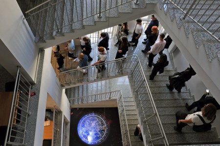 Kadry z inauguracji roku akademickiego w Audytorium Aleksandra Jabłońskiego - kolegium dziekańskie wraz z prorektorką za stołem oraz studenci i nauczyciele oraz administracja siedzący na sali. Kliknij, aby powiększyć zdjęcie.