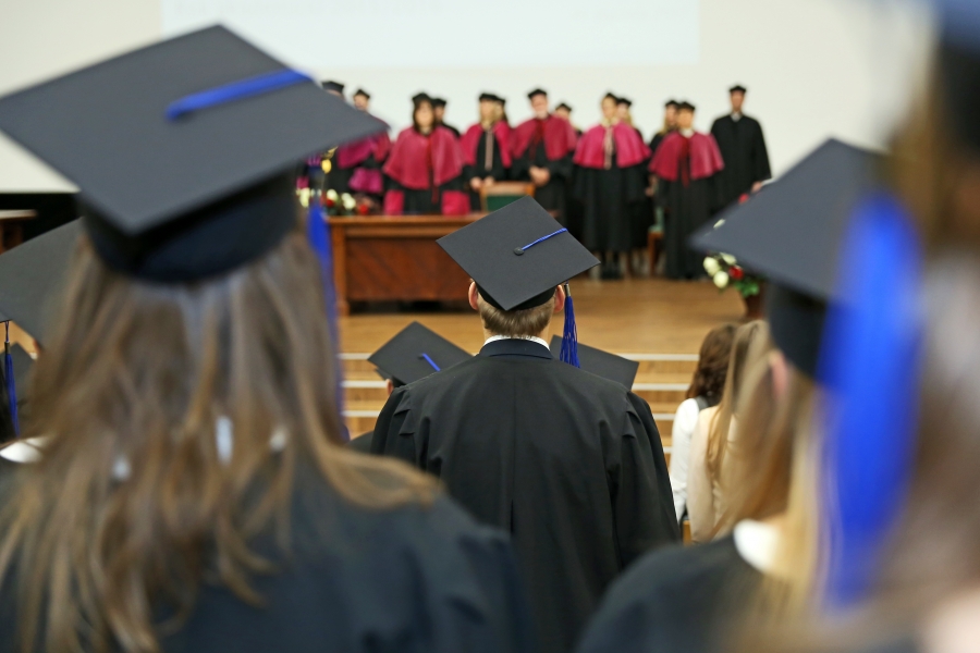 Studenci w togach podczas uroczystości uniwersyteckiej. 