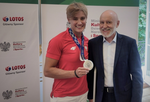 Srebrna medalistka IO Katarzyna Zillmann i prorektor UMK prof. Włodzimierz Jaskólski (fot. Tomasz Górzyński)